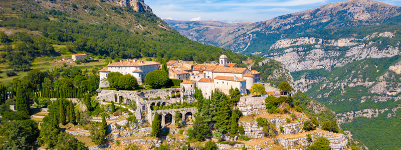 Staden Gourdon p� sin klippa med utsikt �ver bergen i Provence.