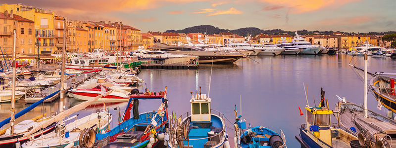 Den exklusiva orten Saint Tropez med b�tar och f�rggranna hus.