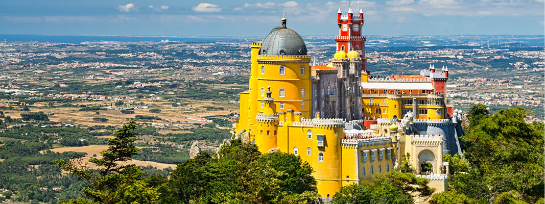 P� en klar dag kan man se Palacio da Pena, Sintra fra Lissabon, Portugal