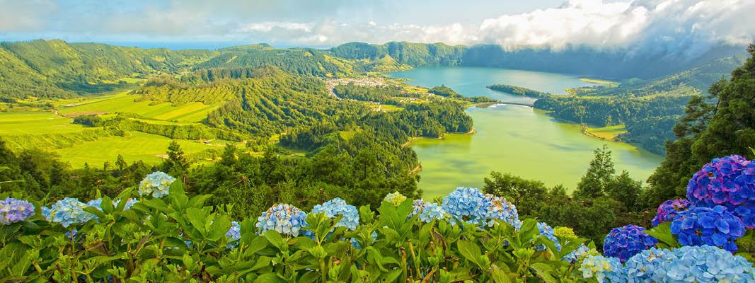 Sete Cidades: s�en Lagoa Azul er bl� og s�en lagoa Verde er gr�n � alligevel ligger de side om side 